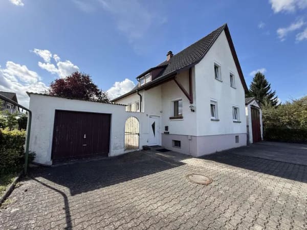Immobilie in Altshausen - Charmantes Einfamilienhaus mit großem Grundstück, Garage und LKW-Garage - Bild 0