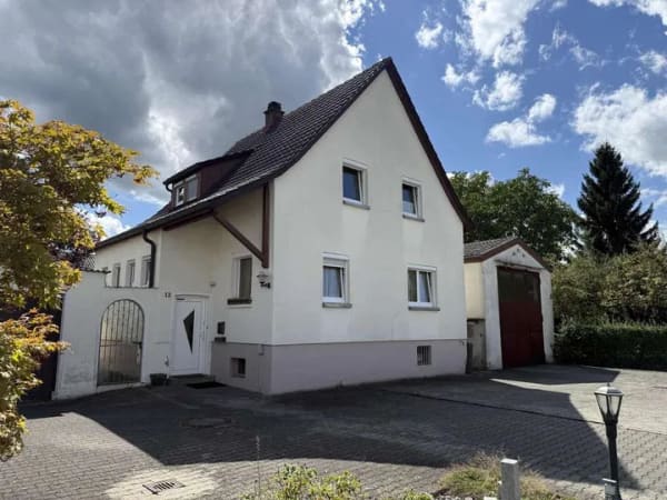 Immobilie in Altshausen - Charmantes Einfamilienhaus mit großem Grundstück, Garage und LKW-Garage - Bild 2