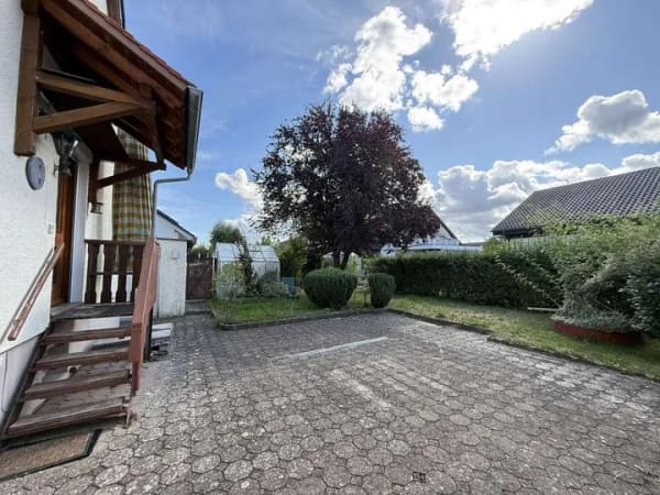 Immobilie in Altshausen - Charmantes Einfamilienhaus mit großem Grundstück, Garage und LKW-Garage - Bild 3