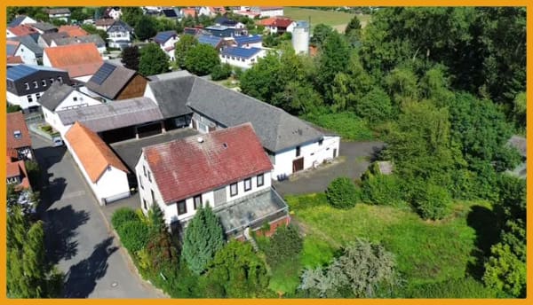 Immobilie in Alsfeld - VIER-SEITEN-HOF MIT KLEINEM WALD! 
KEINE KÄUFERPROVISION - Bild 1