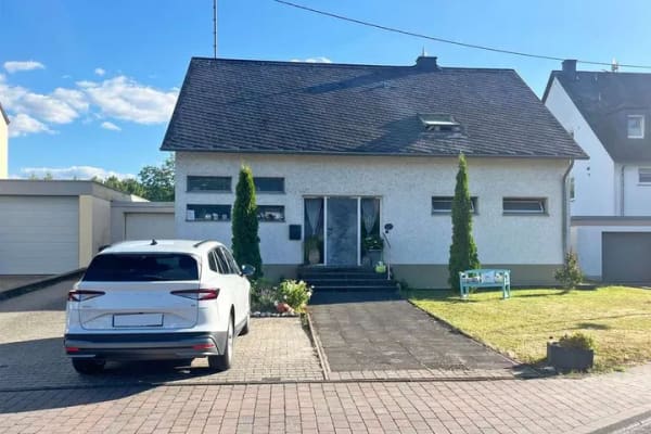 Immobilie in Longuich - Longuich: Großes Einfamilienhaus mit Garten, Garage und Keller in schöner Wohnlage - Bild 1