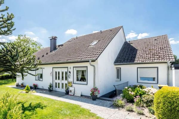 Immobilie in Schloß Holte-Stukenbrock - KEINE KÄUFERPROVISION Top gepflegtes Dreifamilienhaus in ruhiger Lage von Schloß - Holte Stukenbrock - Bild 0
