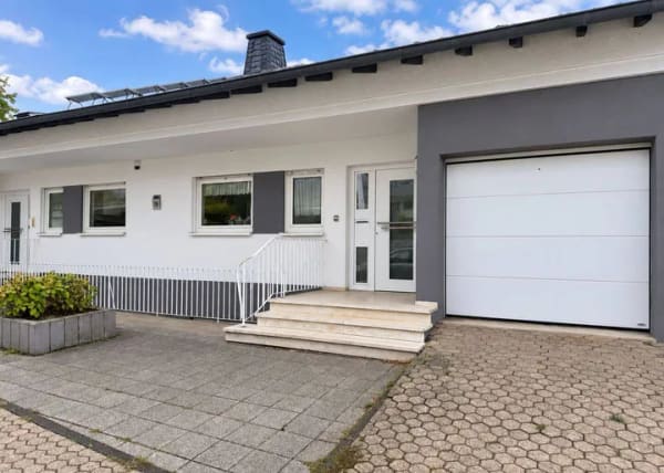 Immobilie in Vallendar - Großzügige Eigentumswohnung mit Einfamilienhauscharakter, 4-ZKB,Garage und Balkon mit Panoramablick - Bild 0