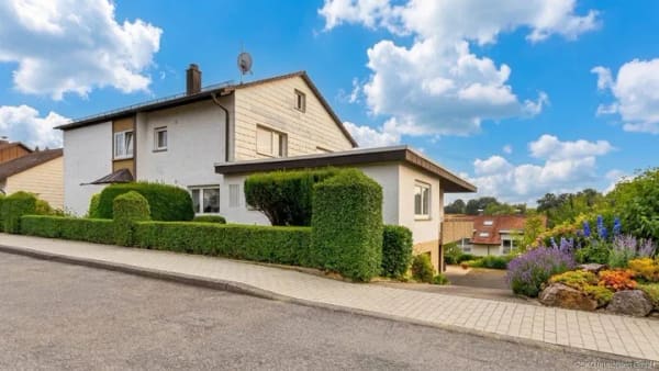 Immobilie in Aglasterhausen - Zweifamilienhaus in Aglasterhausen: viel Platz und ein sonniges Zuhause - Bild 0