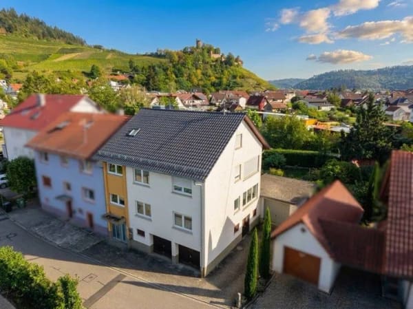 Immobilie in Ortenberg - ***Wohnen mit Schlossblick - Attraktives Zwei- bis Dreifamilienhaus in Ortenberg*** - Bild 1