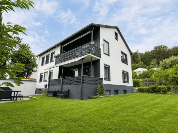 Immobilie in Tiefenbach - Umfangreich modernisiertes Zweifamilienhaus mit Garten und vielseitiger Zusatzfläche - Bild 1