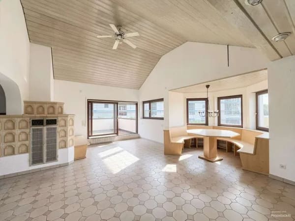 Immobilie in Neuenbürg - Wohnen mit Studiocharakter: Dachterrasse, Kachelofen & ausgebauter Spitzboden - Bild 0
