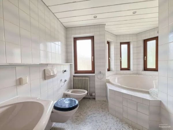 Immobilie in Neuenbürg - Wohnen mit Studiocharakter: Dachterrasse, Kachelofen & ausgebauter Spitzboden - Bild 1