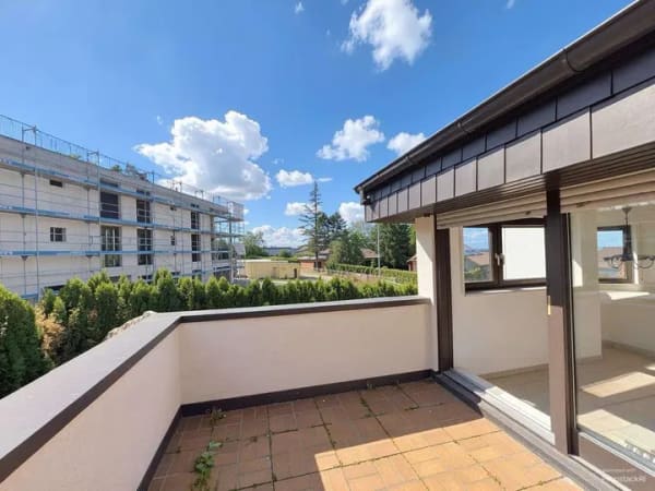Immobilie in Neuenbürg - Wohnen mit Studiocharakter: Dachterrasse, Kachelofen & ausgebauter Spitzboden - Bild 2