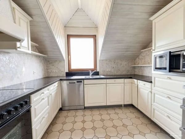 Immobilie in Neuenbürg - Wohnen mit Studiocharakter: Dachterrasse, Kachelofen & ausgebauter Spitzboden - Bild 3