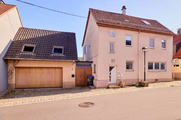 Immobilie in Berglen - Zwei Wohneinheiten, Doppelgarage und historischer Gewölbekeller - Bild 1