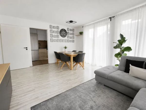 Immobilie in Burgau - Gepflegte 3 Zimmerwohnung 1.OG und Wohnung im großzügigem, ausgebautem Dachgeschoss - ZWEI Eingänge - Bild 2