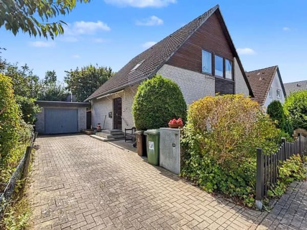 Immobilie in Schönkirchen - Einfamilienhaus mit viel Platz, Potenzial und liebevoll angelegtem Garten in Schönkirchen - Bild 1