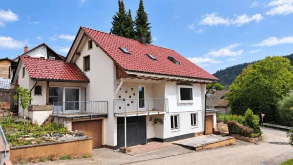 Immobilie in Alpirsbach - Einziehen, vermieten oder beides – Dreifamilienhaus mit großem Garten in Alpirsbach - Bild 0