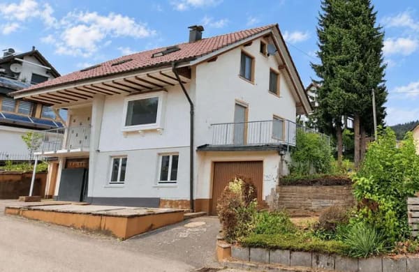 Immobilie in Alpirsbach - Einziehen, vermieten oder beides – Dreifamilienhaus mit großem Garten in Alpirsbach - Bild 1