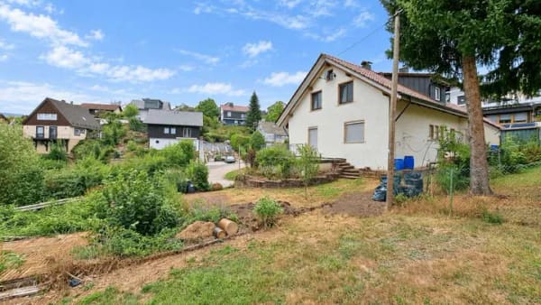Immobilie in Alpirsbach - Einziehen, vermieten oder beides – Dreifamilienhaus mit großem Garten in Alpirsbach - Bild 2