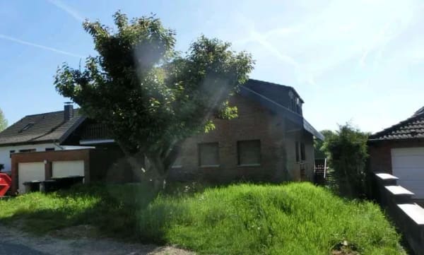 Immobilie in Neunkirchen-Seelscheid - Freistehendes Einfamilienhaus mit Einliegerwohnung und großem Grundstück in 53819 Neunkirchen-Seelsc - Bild 1
