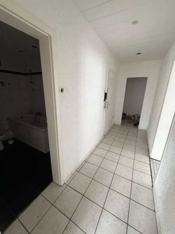 Immobilie in Oberhausen - Viel Platz & Potenzial: 2-Zimmer-Wohnung mit zwei zusätzlichen Zimmern im Dachgeschoss - Bild 2