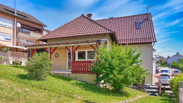 Immobilie in Niefern-Öschelbronn - Großzügiges Wohnhaus mit ca. 906 m² Grundstück, zwei Garagen und vielseitigem Nutzungspotenzial - Bild 0