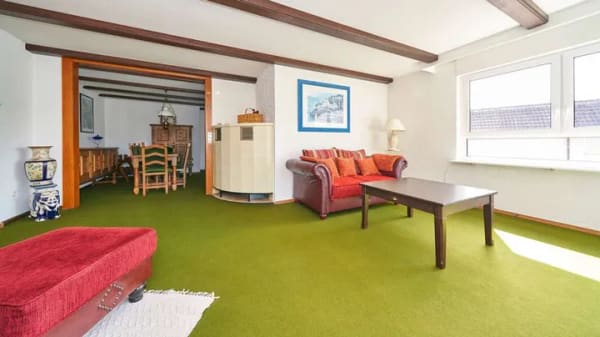 Immobilie in Niefern-Öschelbronn - Großzügiges Wohnhaus mit ca. 906 m² Grundstück, zwei Garagen und vielseitigem Nutzungspotenzial - Bild 3