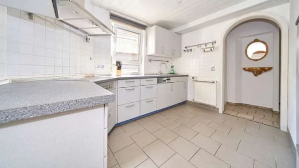 Immobilie in Niefern-Öschelbronn - Großzügiges Wohnhaus mit ca. 906 m² Grundstück, zwei Garagen und vielseitigem Nutzungspotenzial - Bild 4
