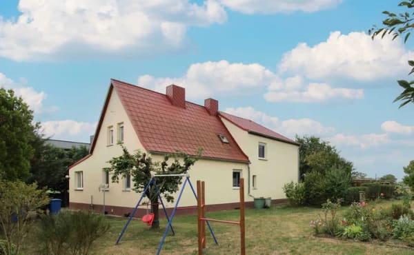 Immobilie in Delitzsch - Sofort bezugsfertig: Gepflegtes Zuhause mit großzügigem Garten und 3 Garagen in Delitzsch-Laue - Bild 0