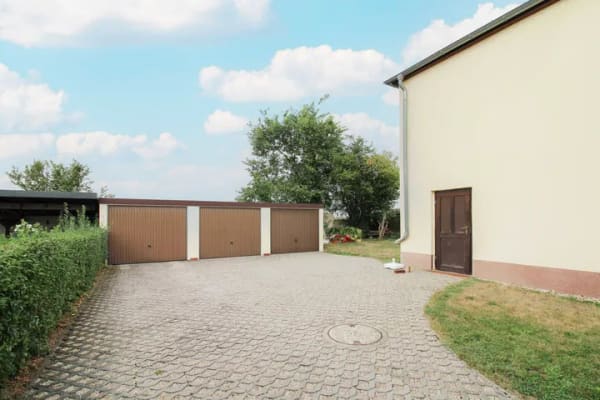 Immobilie in Delitzsch - Sofort bezugsfertig: Gepflegtes Zuhause mit großzügigem Garten und 3 Garagen in Delitzsch-Laue - Bild 1