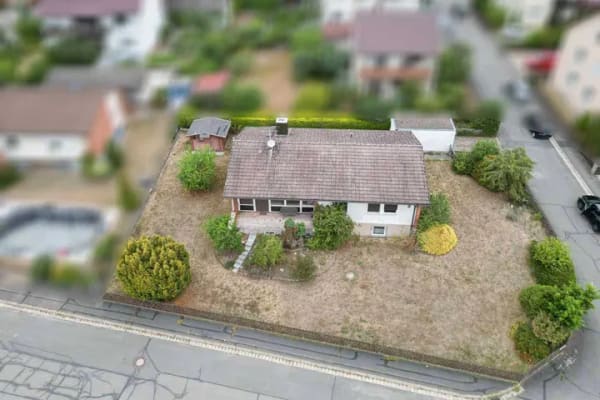 Immobilie in Hausen - Renovieren, einziehen, wohlfühlen – Familienhaus in attraktiver Lage bei Forchheim - Bild 0