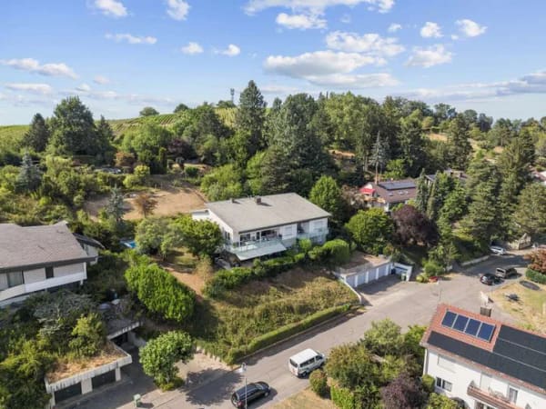 Immobilie in Denzlingen - Wohnen wie im eigenen Haus – mit Panorama-Ausblick,
Privatgarten und Gemeinschaftspool in Denzlinge - Bild 1