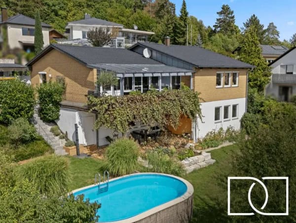 Immobilie in Ebermannstadt - Einzigartiger Panoramablick! Modernisiertes Einfamilienhaus mit hochwertiger Ausstattung - Bild 0