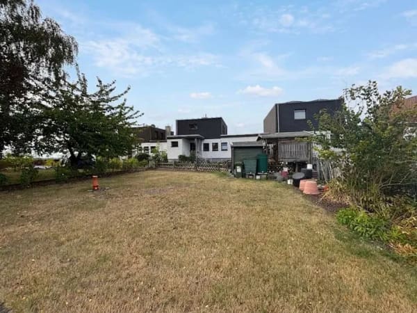 Immobilie in Vechelde - Mit barrierefreiem Duschbad, hübschen Garten, Partykeller, Sauna, Garage, Glasfaser .... - Bild 0