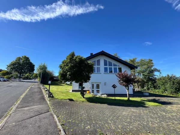 Immobilie in Hachenburg - Ankommen. Wohlfühlen. Zuhause sein. – Zeitloses Einfamilienhaus in Hachenburg - Bild 0