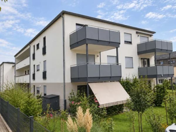 Immobilie in Ergoldsbach - KfW40+ - "Freie 2-Zimmer-Wohnung mit sonnigem Balkon in ruhiger Siedlungslage" - Bild 0