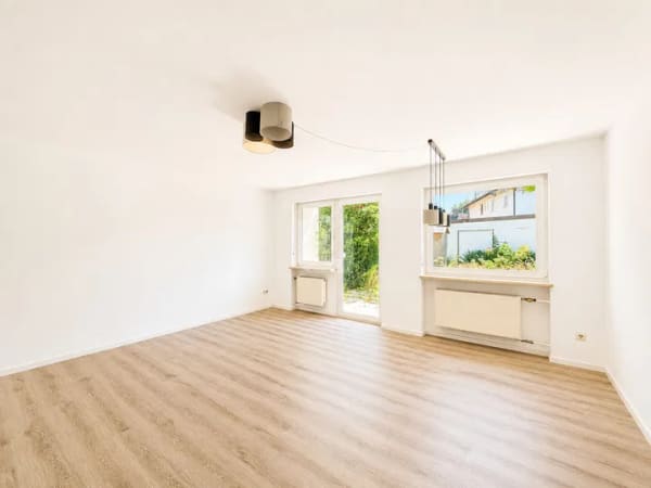 Immobilie in Eichenau - WINDISCH – Ideal für die große Familie – Großes Reihenhaus mit zwei separaten Wohnbereichen - frei! - Bild 2