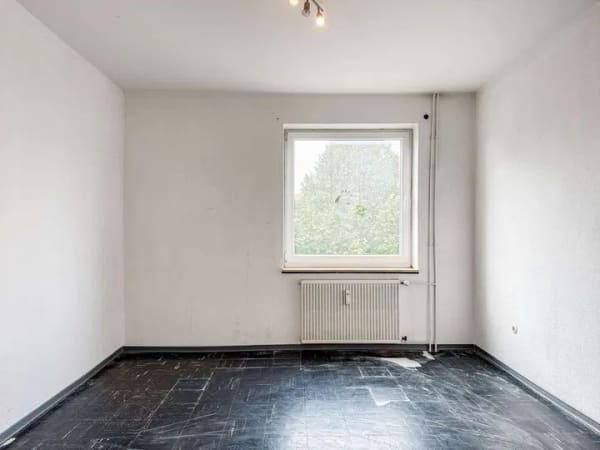 Immobilie in Barsinghausen - Sanierungsbedürftige 2-Zimmer-Wohnung mit Südbalkon auf Erbbaugrundstück - Bild 3