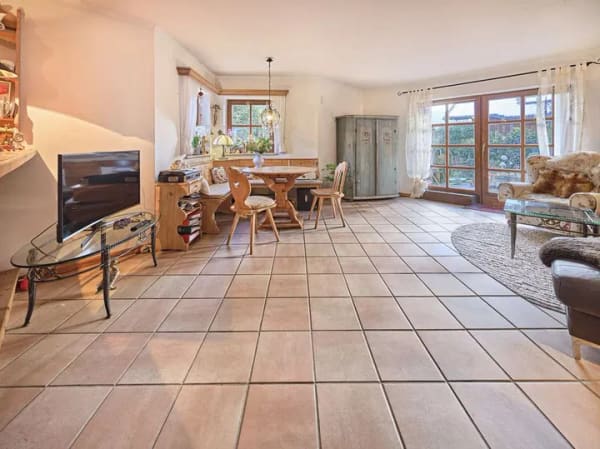 Immobilie in Aschau im Chiemgau - Wo sich Zuhause wie Urlaub anfühlt - EG-ETW m. Terrasse, Garten inkl. 1 TG-Stpl. + 1 Außenstellplatz - Bild 1