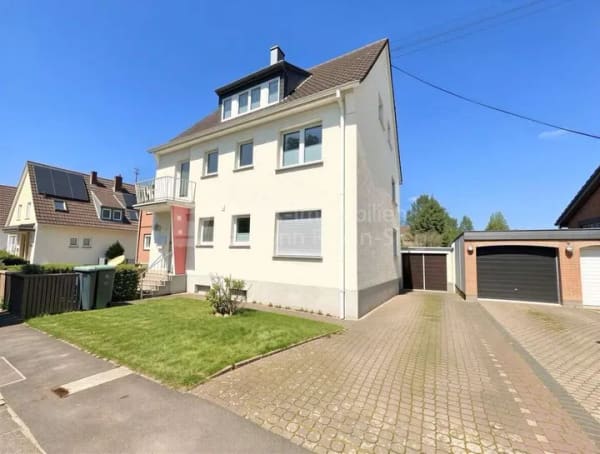 Immobilie in Niederkassel - Gepflegtes Dreifamilienhaus auf großzügigem Grundstück, in Niederkassel-Rheidt - Bild 0