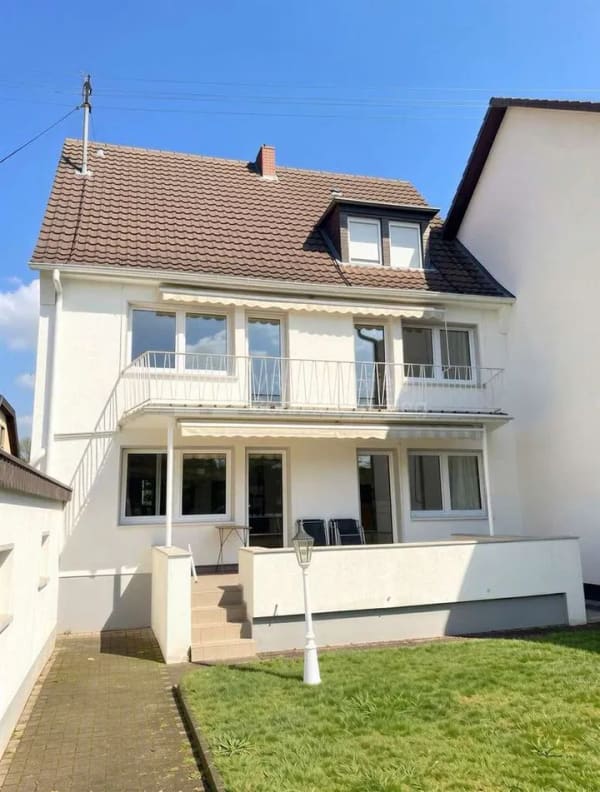 Immobilie in Niederkassel - Gepflegtes Dreifamilienhaus auf großzügigem Grundstück, in Niederkassel-Rheidt - Bild 1