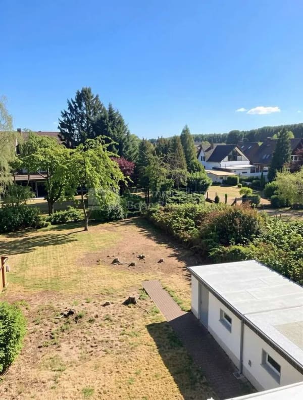 Immobilie in Niederkassel - Gepflegtes Dreifamilienhaus auf großzügigem Grundstück, in Niederkassel-Rheidt - Bild 2