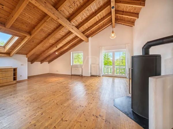Immobilie in Prien am Chiemsee - Wohnkomfort im Dachgeschoss: 2 Balkone, Bergblick, Kaminofen, inkl. TG-Stellpl - auf Erbpacht-Grdst - Bild 1