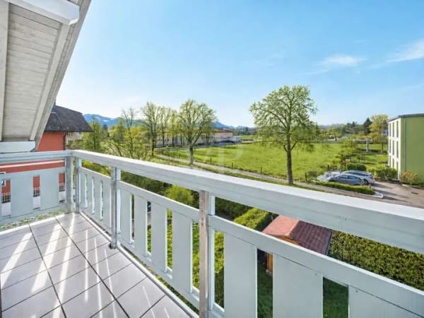 Immobilie in Prien am Chiemsee - Wohnkomfort im Dachgeschoss: 2 Balkone, Bergblick, Kaminofen, inkl. TG-Stellpl - auf Erbpacht-Grdst - Bild 3