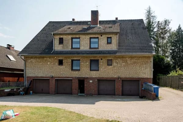Immobilie in Schenefeld - Mehrfamilienhaus mit 4 vermieteten Wohnungen, 4 Garagen und großzügigem Gartengrundstück - Bild 1