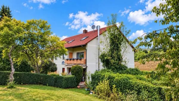 Immobilie in Leinach - Herrlicher Blick ins Grüne – 3-Zimmer-Wohnung mit Balkon und 2 Garagen! - Bild 0