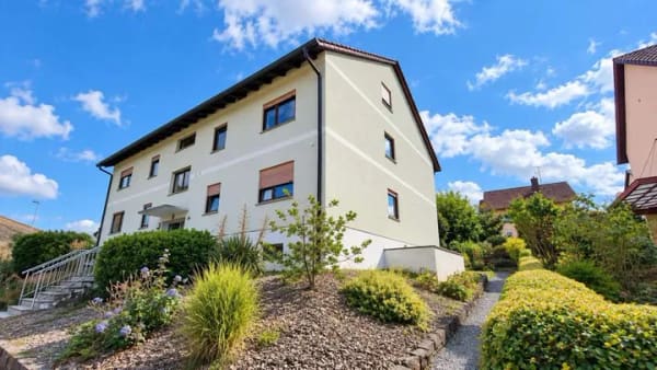 Immobilie in Leinach - Herrlicher Blick ins Grüne – 3-Zimmer-Wohnung mit Balkon und 2 Garagen! - Bild 1