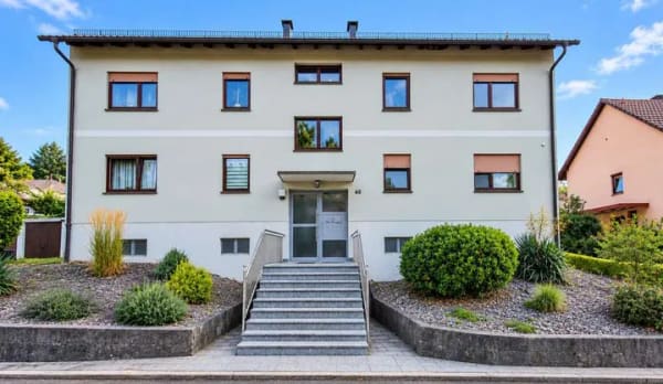 Immobilie in Leinach - Herrlicher Blick ins Grüne – 3-Zimmer-Wohnung mit Balkon und 2 Garagen! - Bild 2
