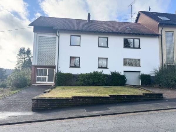 Immobilie in Großrosseln - Großzügiges Zweifamilienhaus mit großem Garten und Garage in ruhiger Lage von Großrosseln- Karlsbrunn - Bild 0