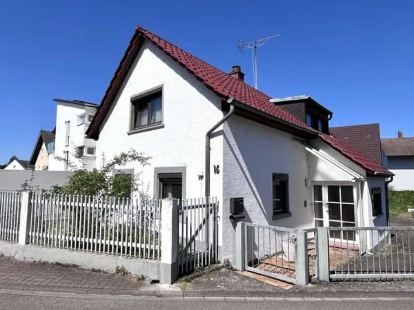 Immobilie in Eggenstein-Leopoldshafen - Freistehendes Einfamilienhaus im alten Ortskern von Eggenstein mit Bebauungs- und Gestaltungsoption - Bild 0