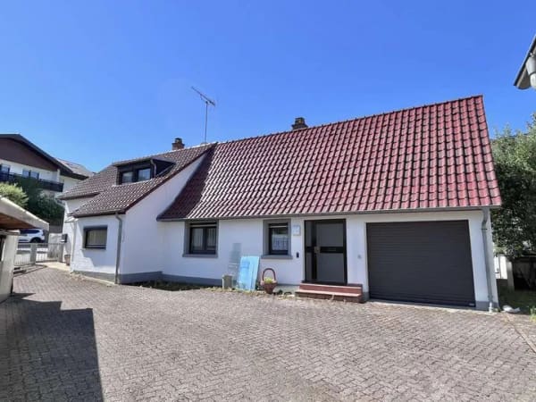 Immobilie in Eggenstein-Leopoldshafen - Freistehendes Einfamilienhaus im alten Ortskern von Eggenstein mit Bebauungs- und Gestaltungsoption - Bild 2