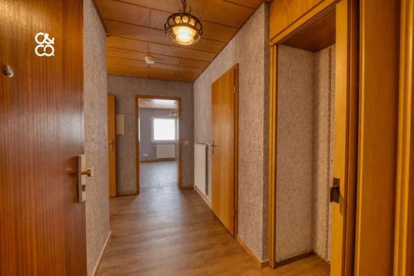 Immobilie in Lauda-Königshofen - Lauda - geräumige 2 Zi. Wohnung mit Balkon, Kellerabteil & Garage unweit der Schule in toller Lage - Bild 2