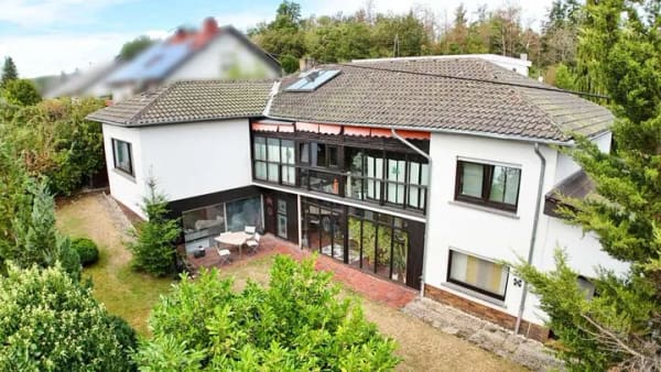 Immobilie in Kempenich - Eleganter Bungalow mit Einliegerwohnung und Pool - Komfortables Wohnen auf 230 m² in Kempenich - Bild 0
